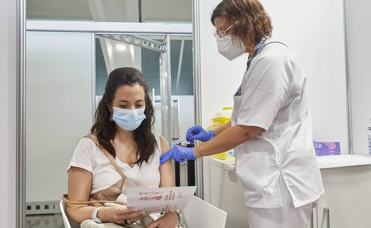 Personal sanitario administra una dosis de la vacuna contra el Covid en la Ciudad de las Artes y las Ciencias de Valencia.