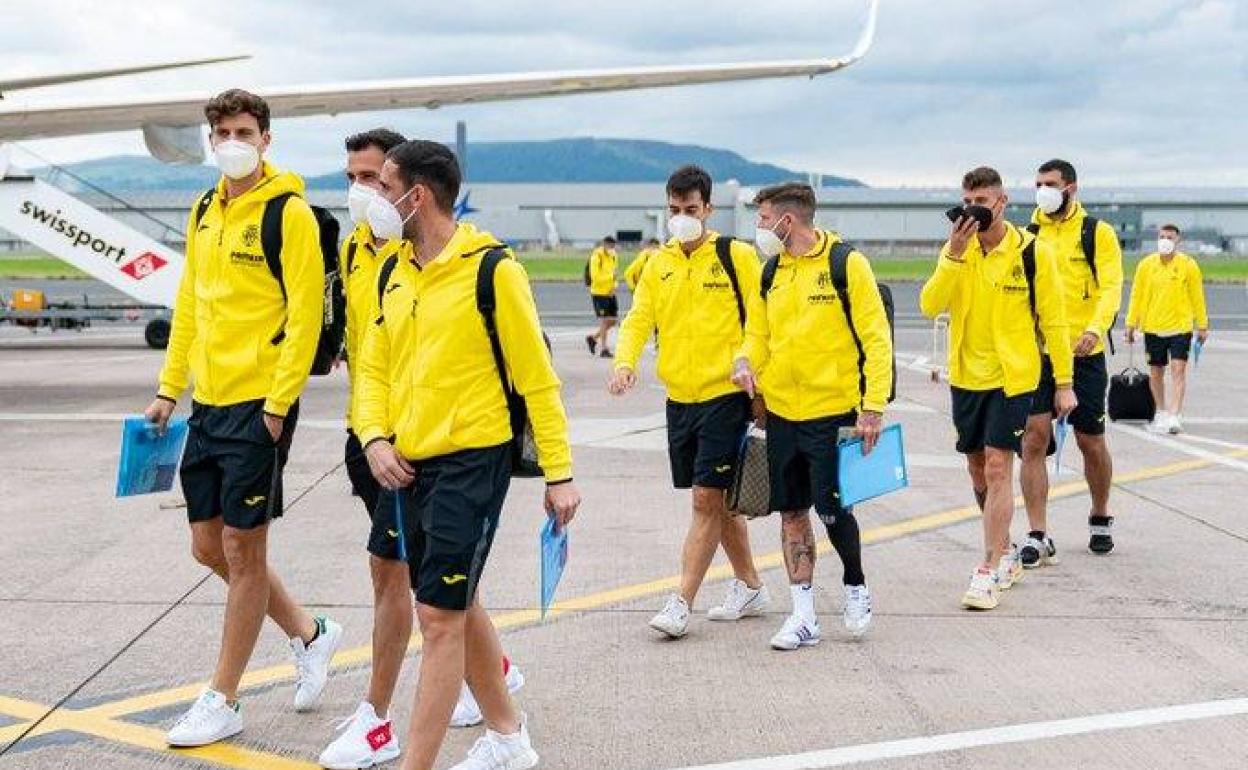 Los jugadores del submarino amarillo tras aterrizar en Belfast