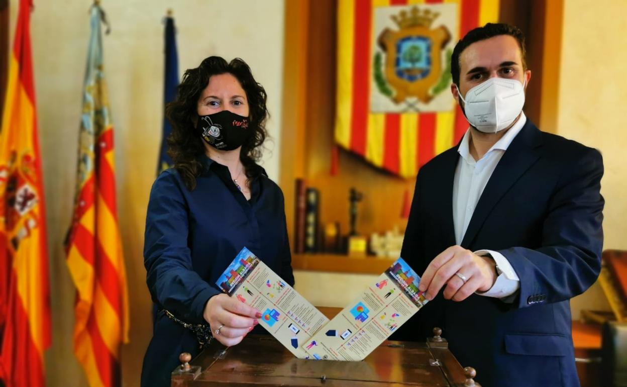 La diputada de Participación Mentxu Balaguer y el alcalde Josep Albert. 