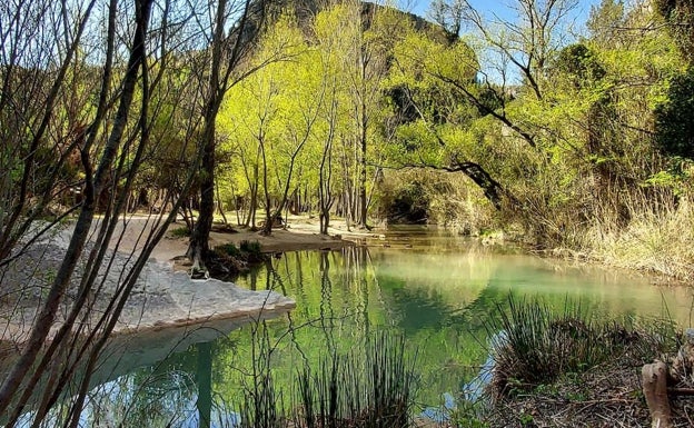 Imagen principal - Zancadas y chapuzones en el Charco Azul de Chulilla