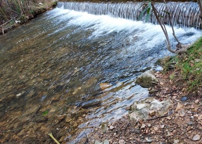 Imagen secundaria 1 - Zancadas y chapuzones en el Charco Azul de Chulilla