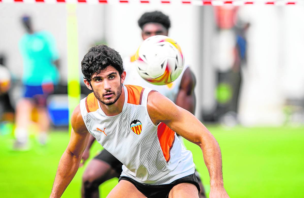 Guedes durante un entrenamiento con el Valencia