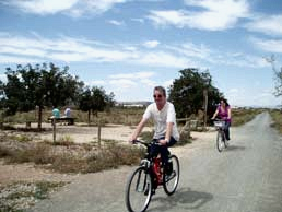 Imagen secundaria 1 - Ruta por la laguna rosa de Torrevieja | Lla Vía Verde de Torrevieja, un recorrido de senderismo entre dos lagos y el mar