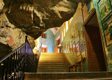 Imagen secundaria 1 - Arriba, la entrada a la cueva y la fachada de la antigua hospedería. Abajo a la izquierda, las escaleras que descienden al santuario. Abajo a la derecha, la imagen de la Virgen, flanqueada por columnas salomónicas. 