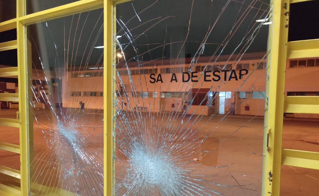 Un cristal roto en una de las peleas en la cárcel de Villena. 