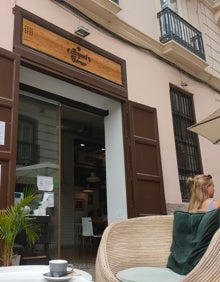 Imagen secundaria 2 - Arriba, terraza de la cafetería Brunch Corner con vistas a la plaza de la Virgen y el Micalet. Abajo a la izquierda, puerta de la cafetería. Abajo a la derecha, mesa del Brunch Corner. 