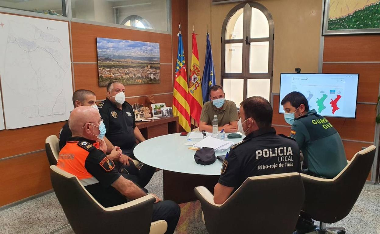 El alcalde, Robert Raga, preside la reunión de seguridad. 