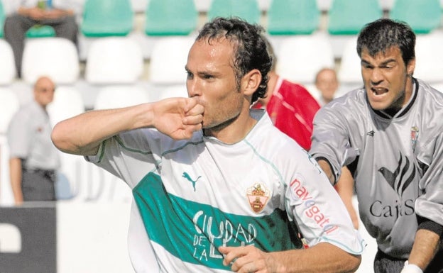 Nino celebra un gol del Elche en el año 2005. 