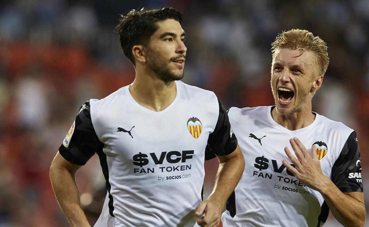 Carlos Soler y Daniel Wass celebran tras el primer gol