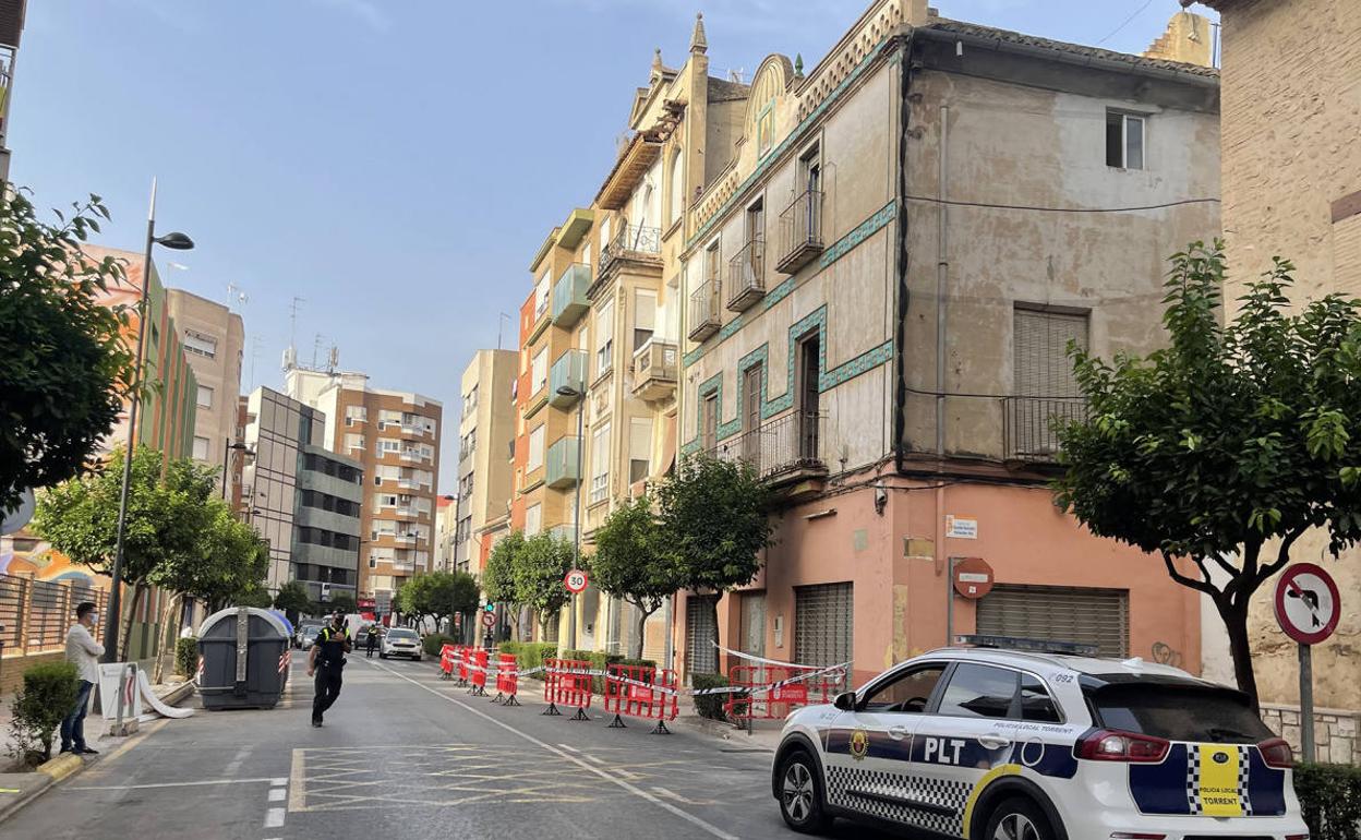 La Policía Local  comprueba la señalización de la calle. 