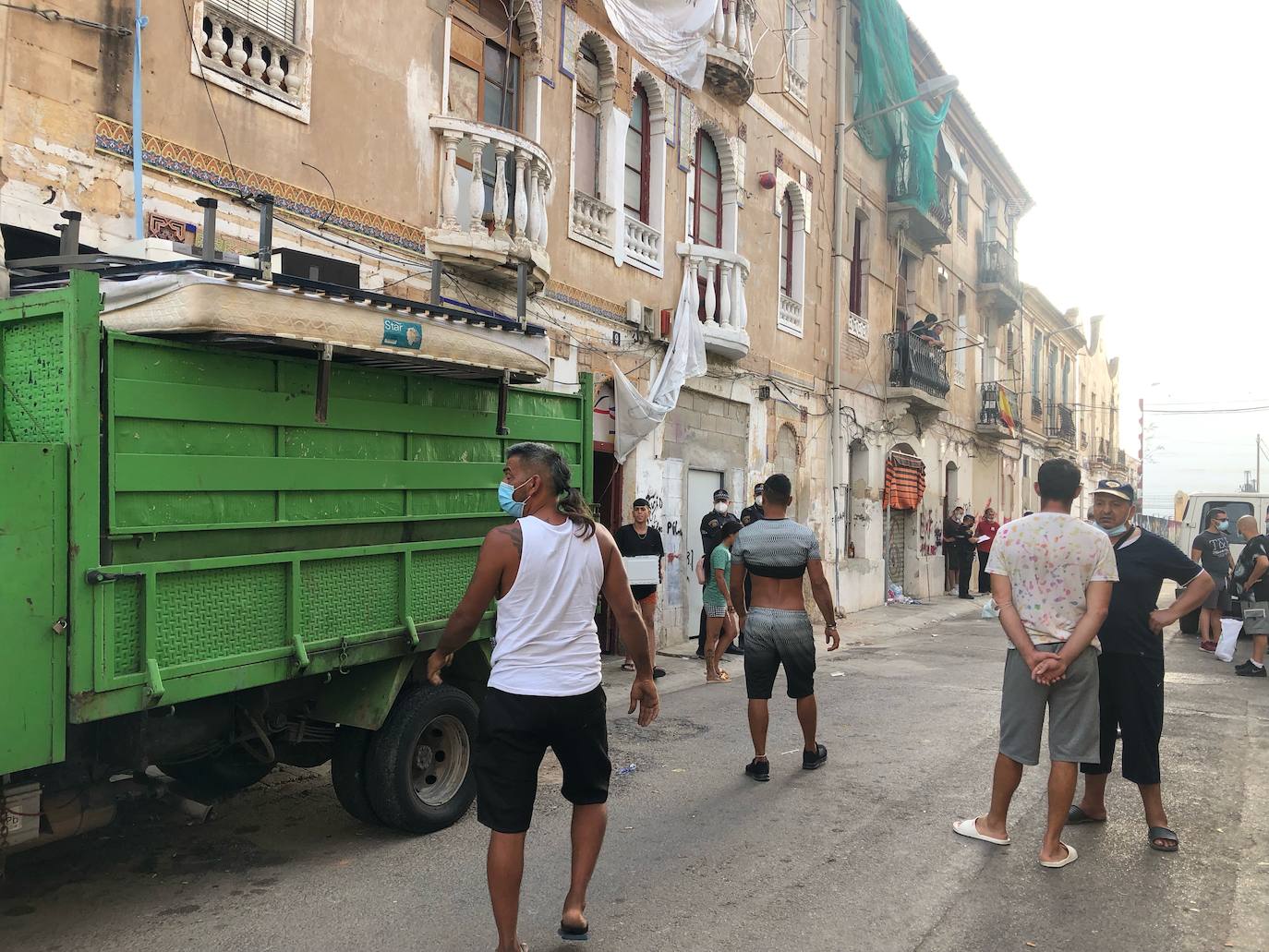 El Ayuntamiento demolerá los dos edificios ruinosos de la calle Manuel Arnau y desaloja a las más de 40 personas que los ocupan. 