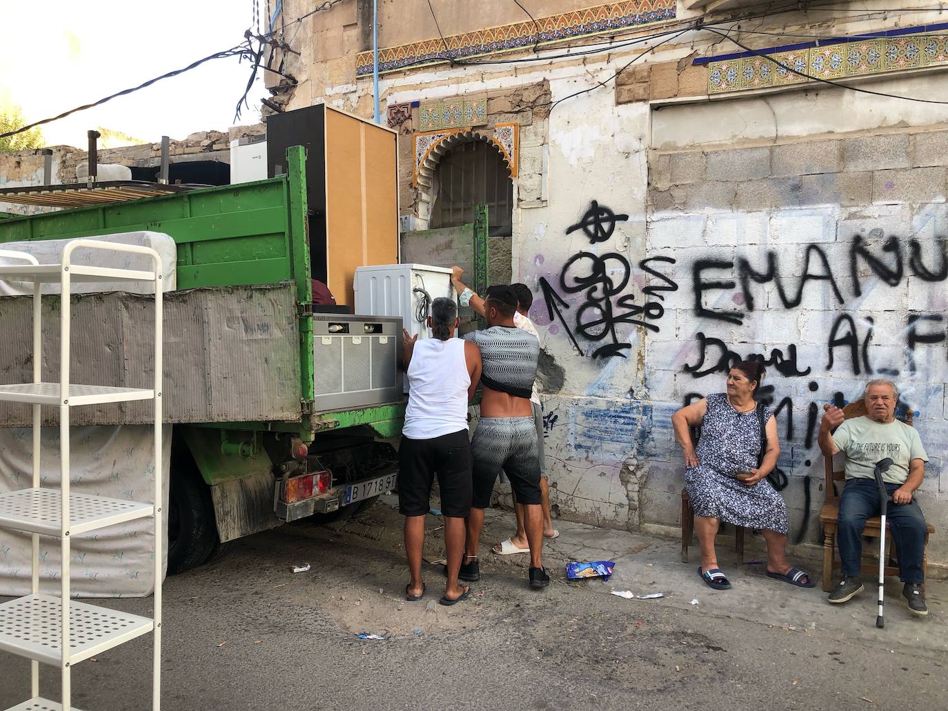 El Ayuntamiento demolerá los dos edificios ruinosos de la calle Manuel Arnau y desaloja a las más de 40 personas que los ocupan. 