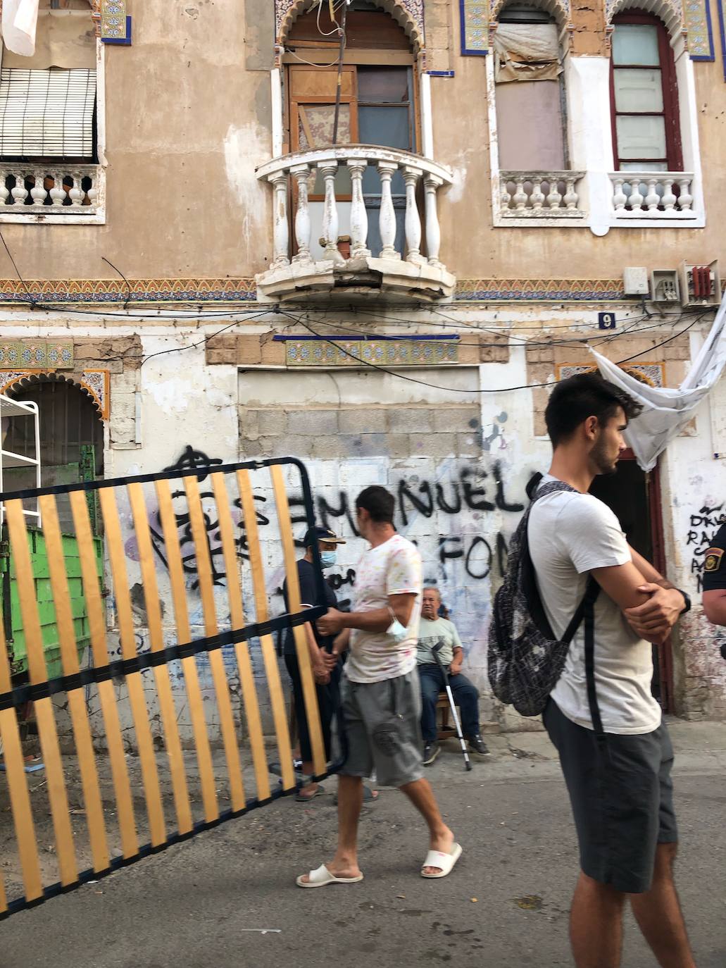 El Ayuntamiento demolerá los dos edificios ruinosos de la calle Manuel Arnau y desaloja a las más de 40 personas que los ocupan. 