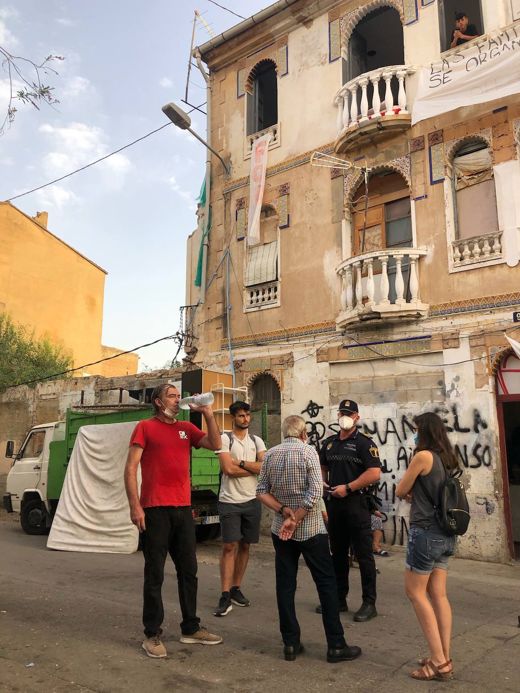 El Ayuntamiento demolerá los dos edificios ruinosos de la calle Manuel Arnau y desaloja a las más de 40 personas que los ocupan. 