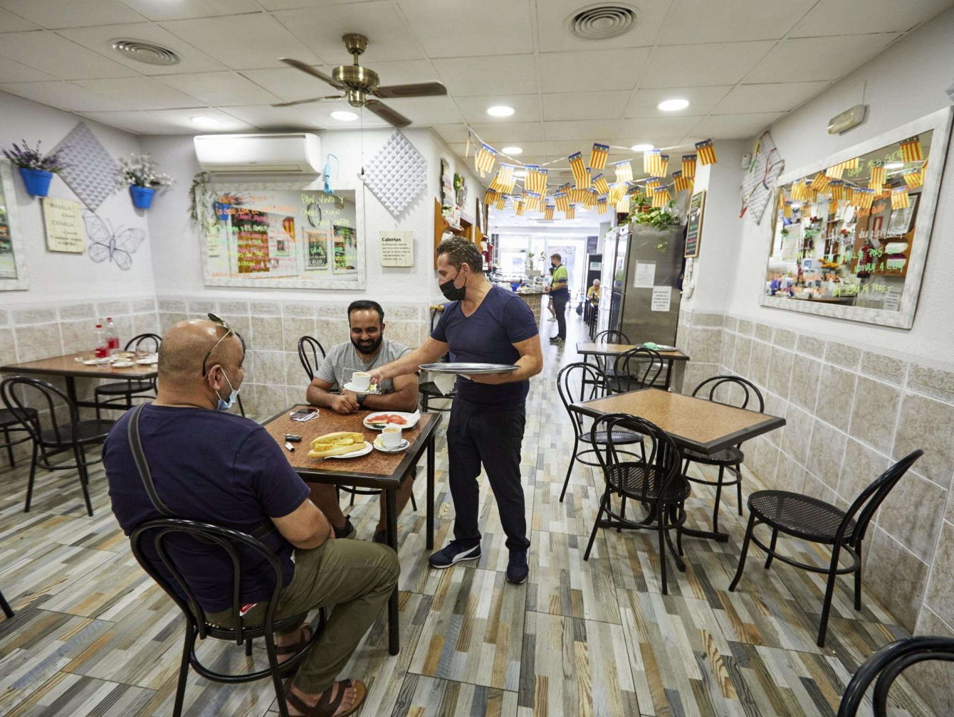 Un bar decorado con senyeras, en la zona de la falla de Convento. Iván arlandis