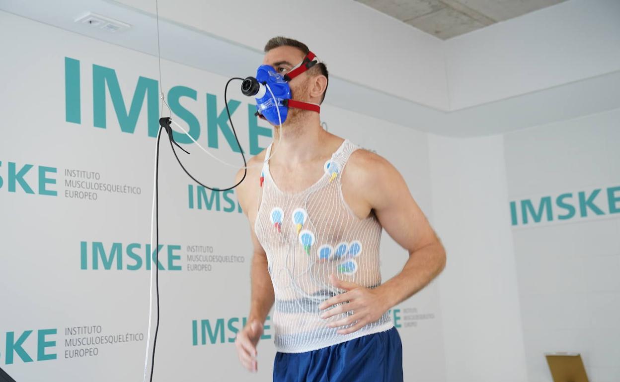 Víctor Claver, durante las pruebas médicas. 