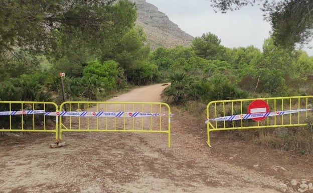 Varias vallas cierran otra de las entradas al parque natural. 