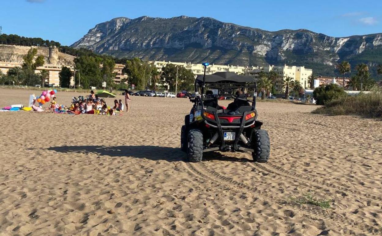 Un quad de la Policía Local patrullando por una playa de Dénia. 