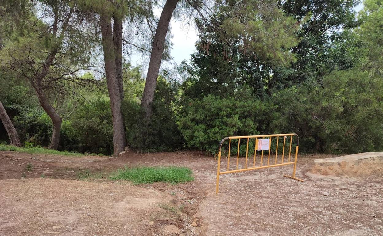 Uno de los caminos forestales cerrados. 