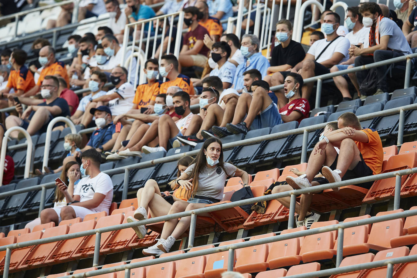 Fotos: Ambiente en Mestalla en el primer partido con público de la temporada