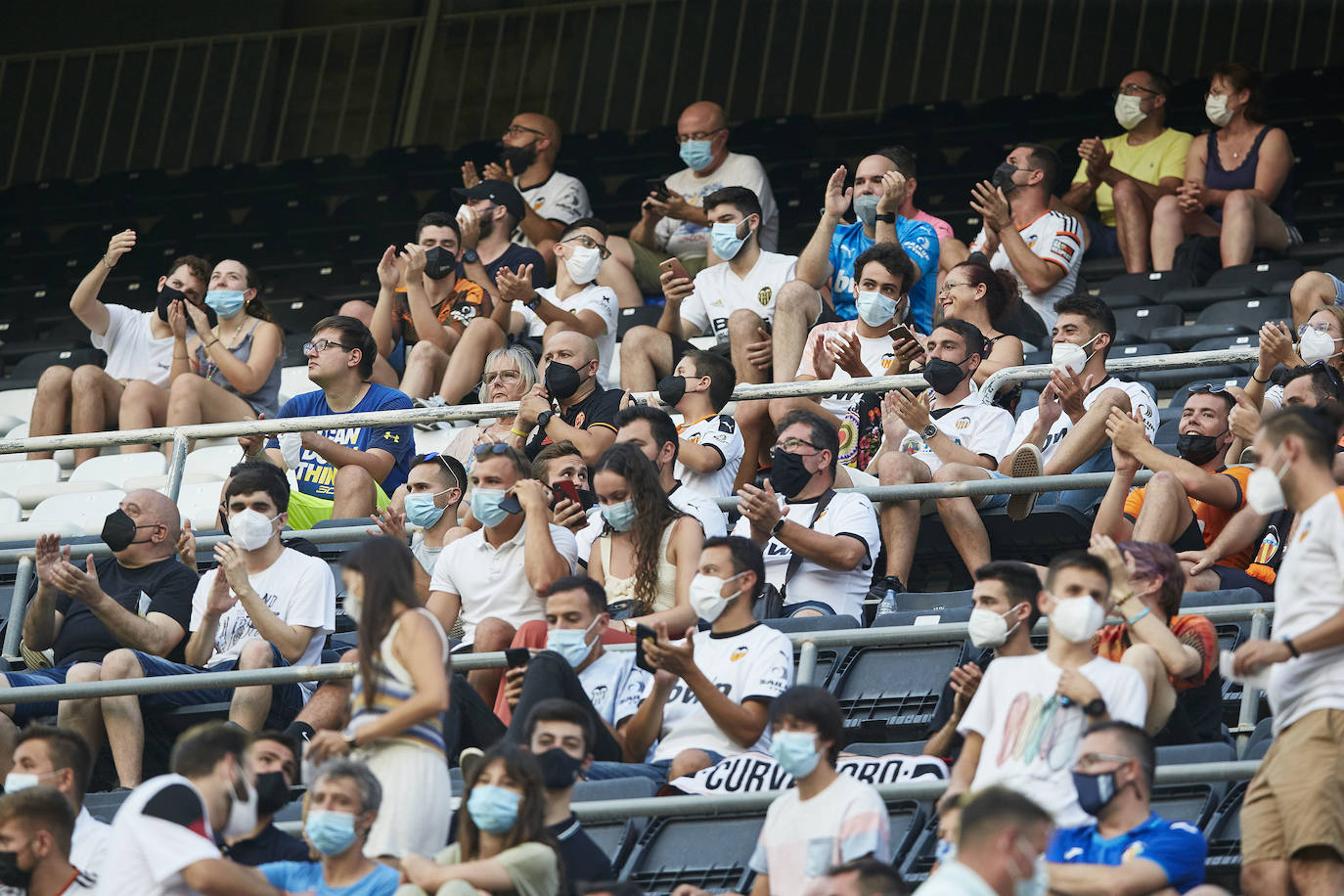 Fotos: Ambiente en Mestalla en el primer partido con público de la temporada