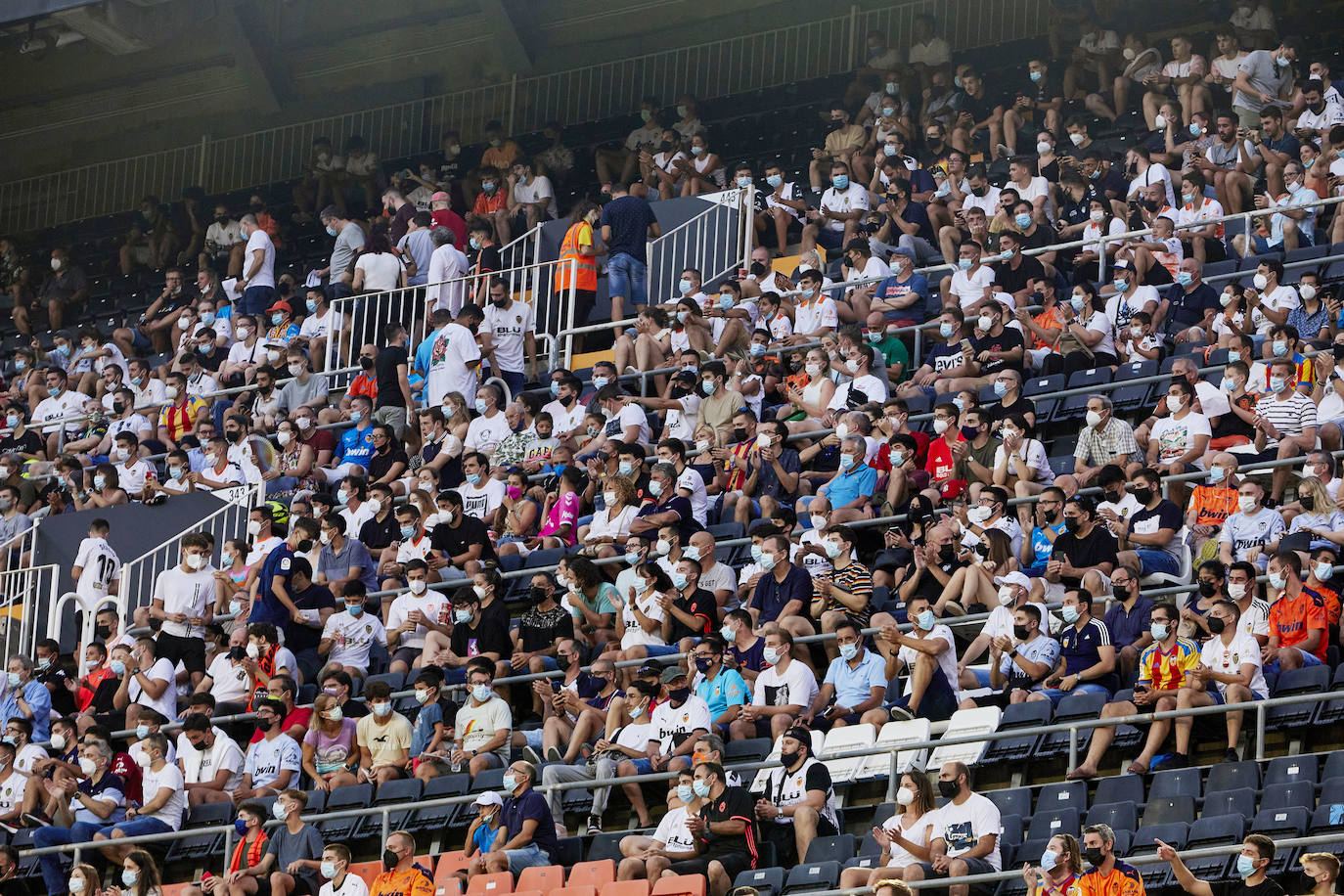 Fotos: Ambiente en Mestalla en el primer partido con público de la temporada