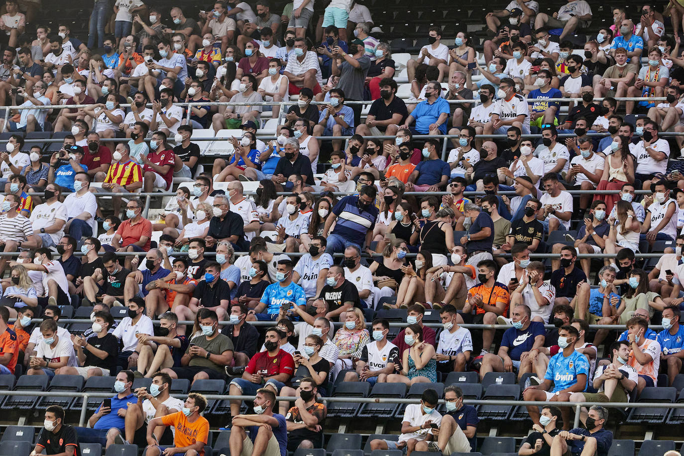 Fotos: Ambiente en Mestalla en el primer partido con público de la temporada