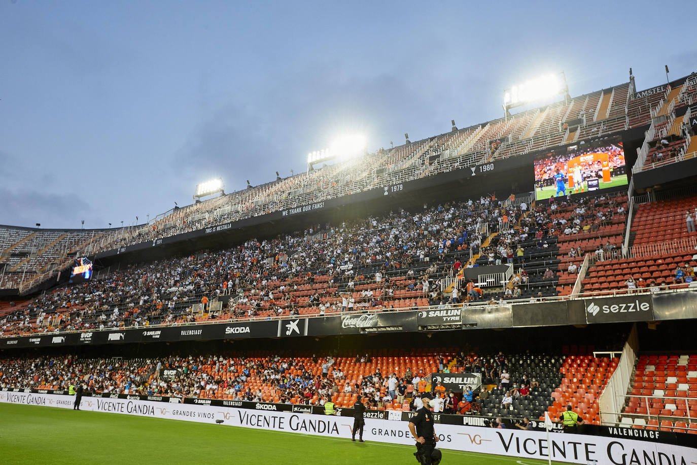 Fotos: Ambiente en Mestalla en el primer partido con público de la temporada