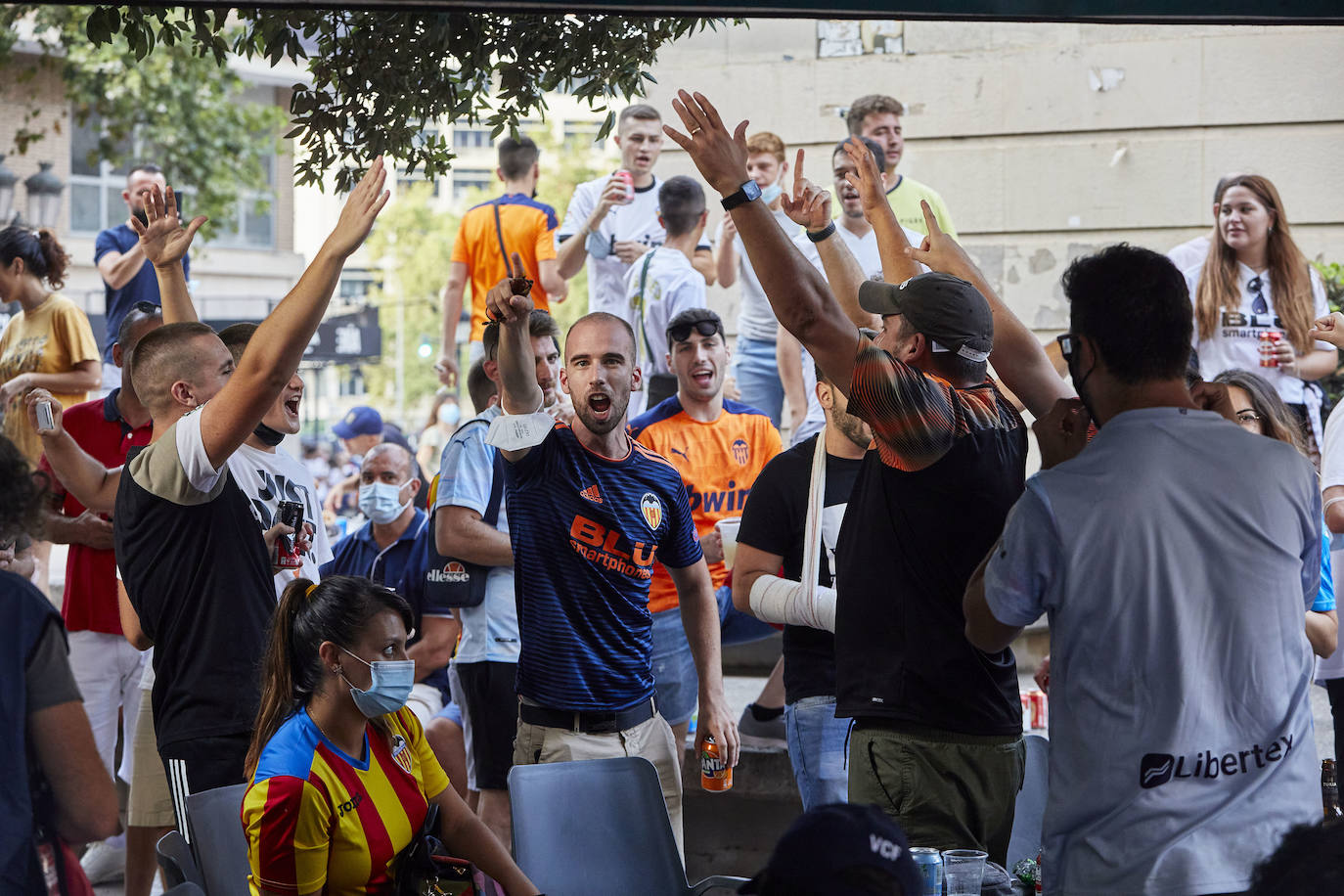 Fotos: Ambiente en Mestalla en el primer partido con público de la temporada