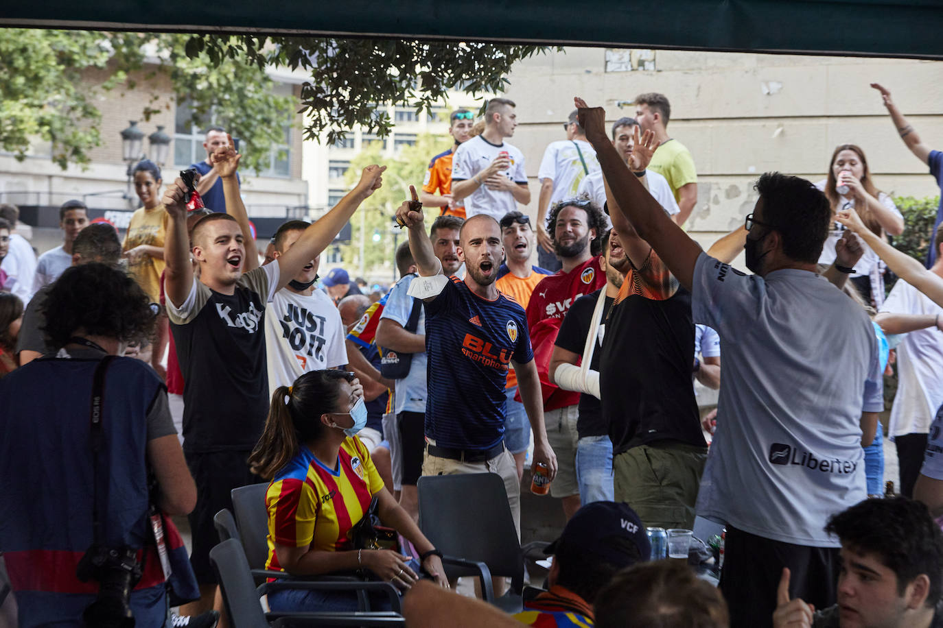 Fotos: Ambiente en Mestalla en el primer partido con público de la temporada