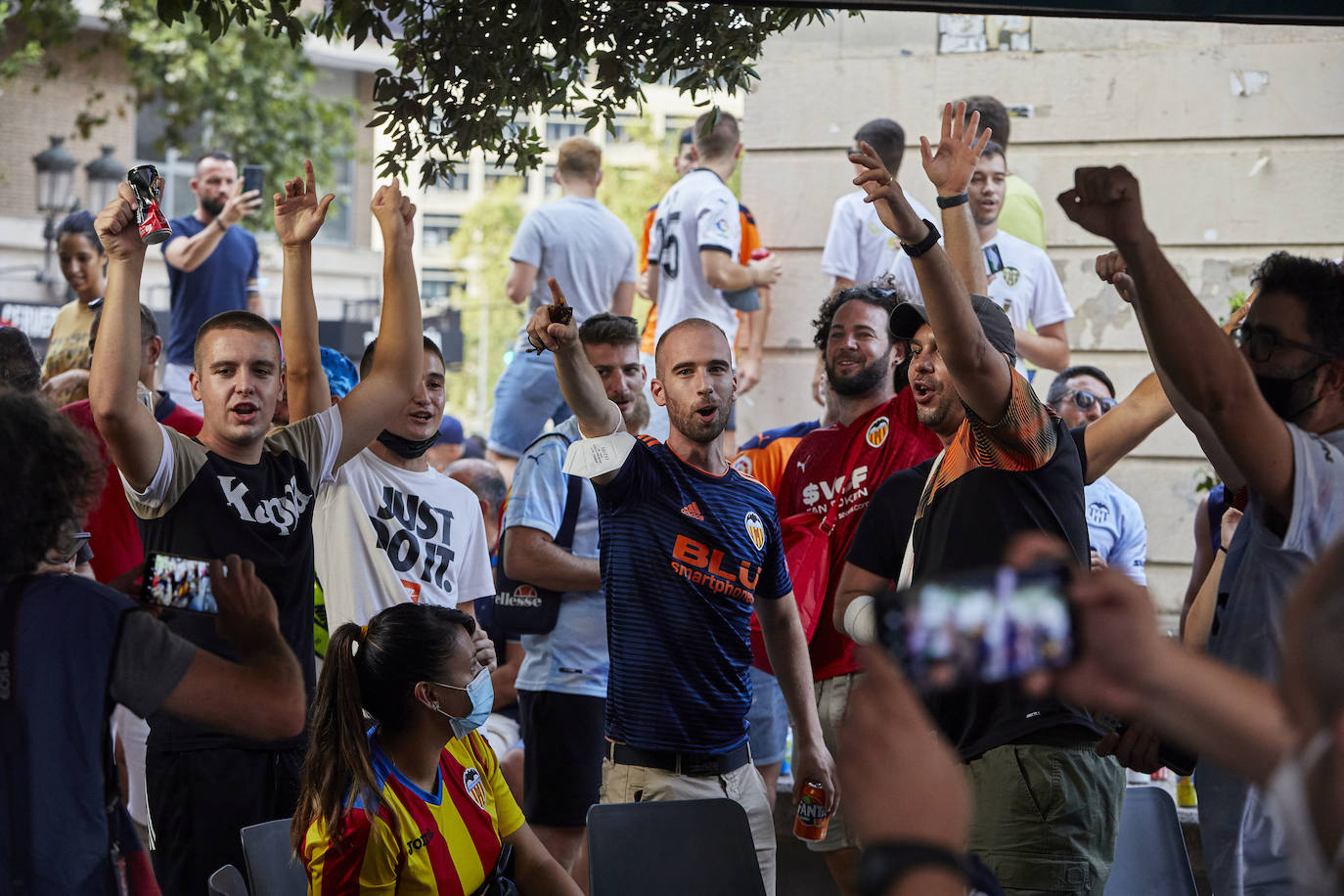 Fotos: Ambiente en Mestalla en el primer partido con público de la temporada