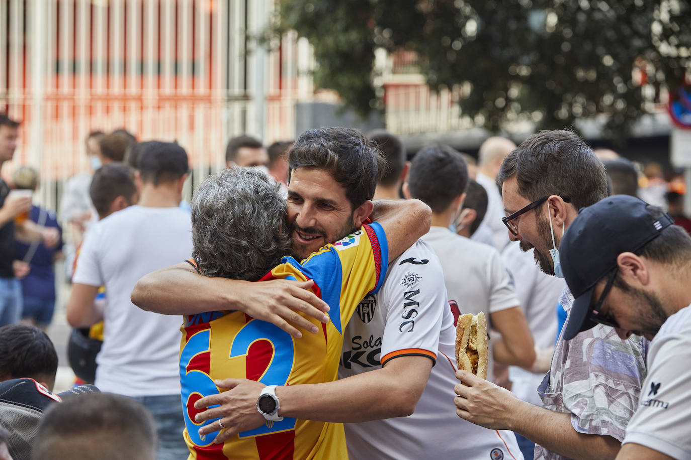 Fotos: Ambiente en Mestalla en el primer partido con público de la temporada