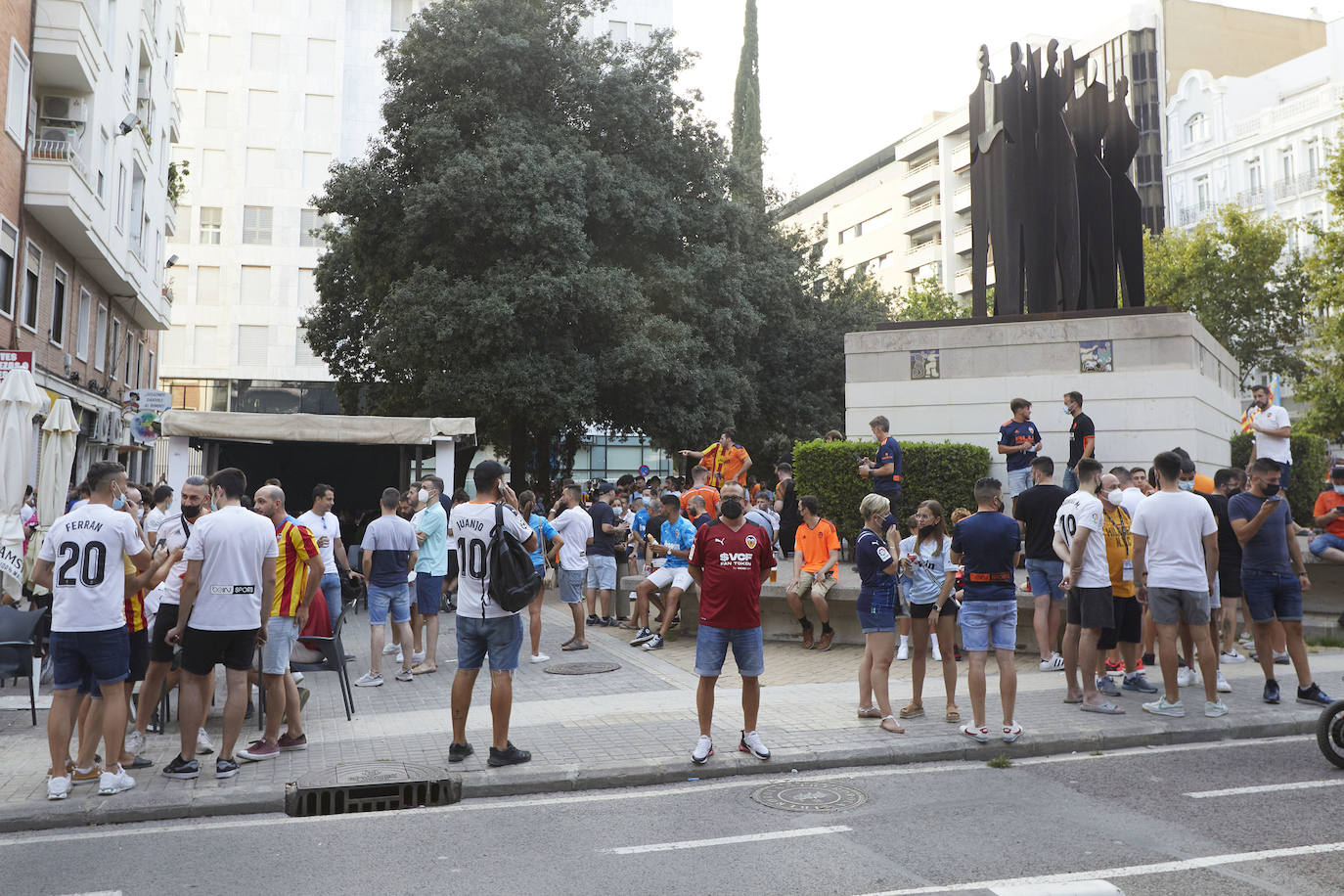 Fotos: Ambiente en Mestalla en el primer partido con público de la temporada