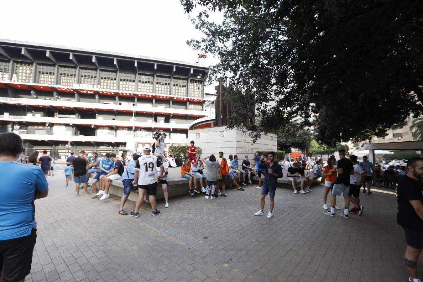 Fotos: Ambiente en Mestalla en el primer partido con público de la temporada