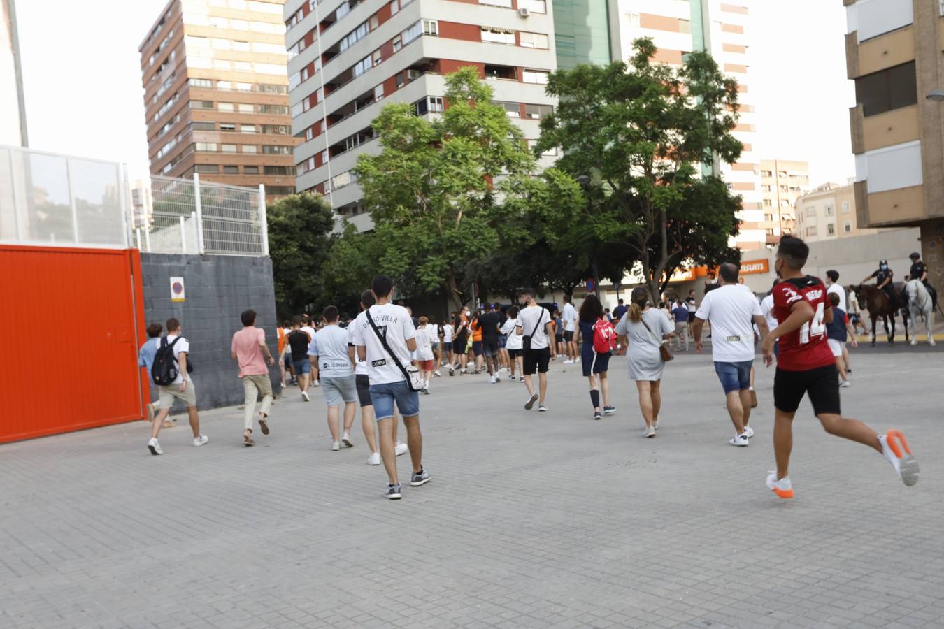 Fotos: Ambiente en Mestalla en el primer partido con público de la temporada