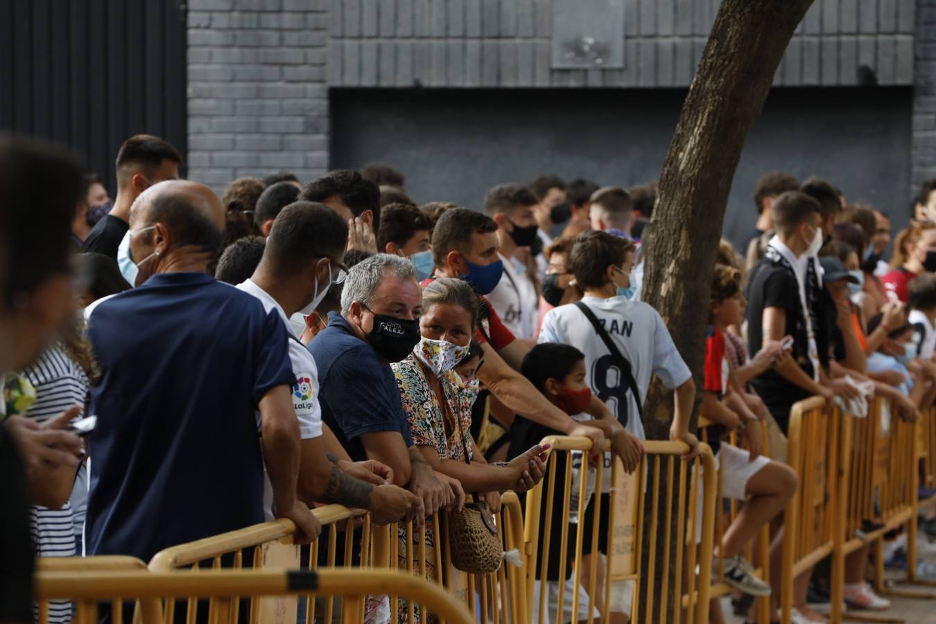 Fotos: Ambiente en Mestalla en el primer partido con público de la temporada