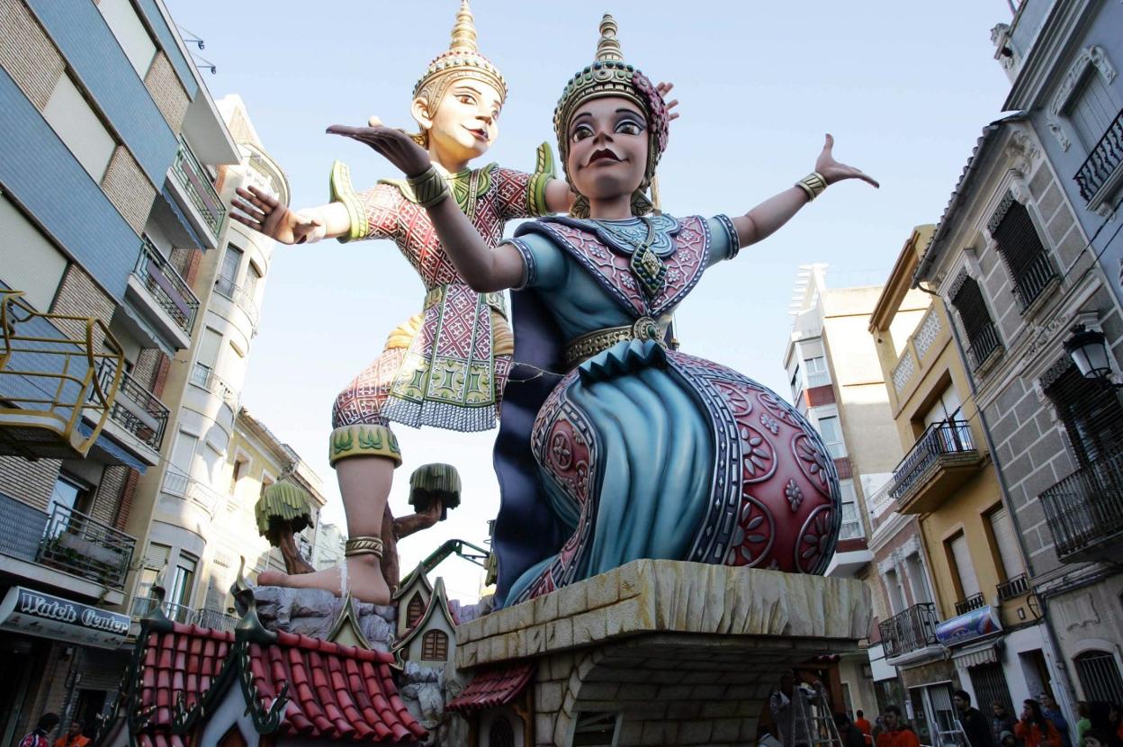 Una falla de Cullera, que no celebrará las fiestas, en una imagen de archivo. francisco garcía