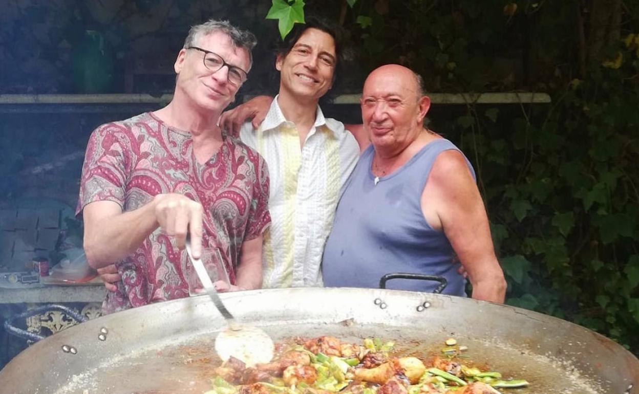 Nacho Duato, Javier García Alberni y Francis Montesinos, cocinando una paella. 