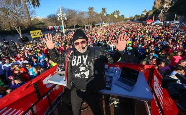 El dj Chimo Bayo, ha ejercido de motivador en los minutos previos de la 10K Valencia Ibercaja. 