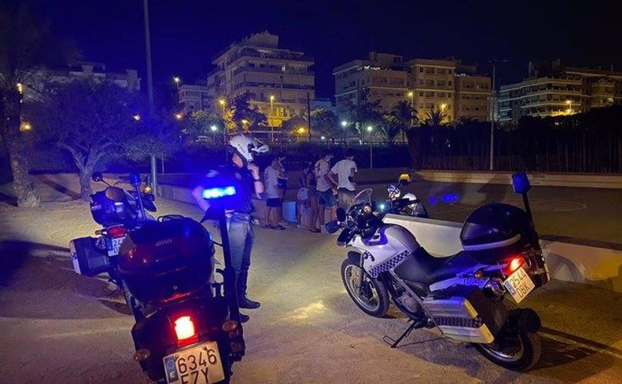 Policías locales sorprenden a varios jóvenes de botellón durante la Nit de l'Albà. 