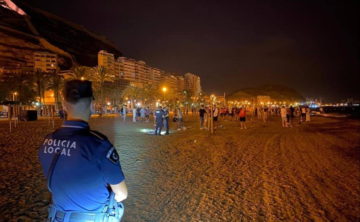 Vigilancia policial en las playas de Alicante. 