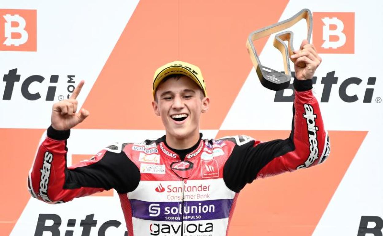 Sergio García celebrando el triunfo en el podio del Red Bull Ring