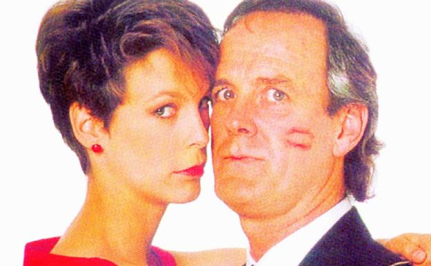 Imagen principal - Jamie Lee Curtis junto a John Cleese en 'Un pez llamado Wanda', en 'La noche de Halloween' y con Arnold Schwarzenegger en 'Mentiras arriesgadas'.