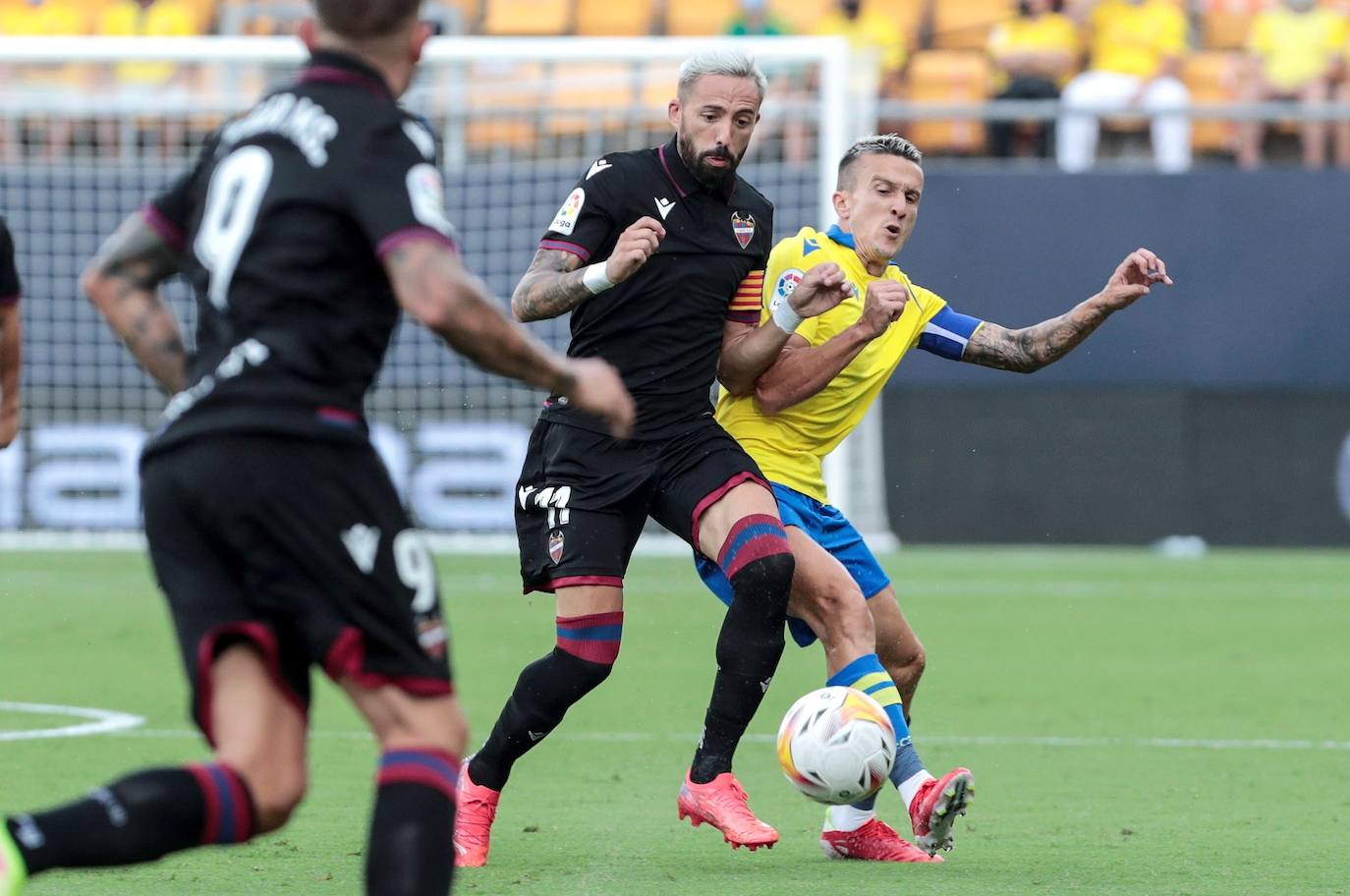 José Luis Morales disputa el balón con Salvi Sánchez