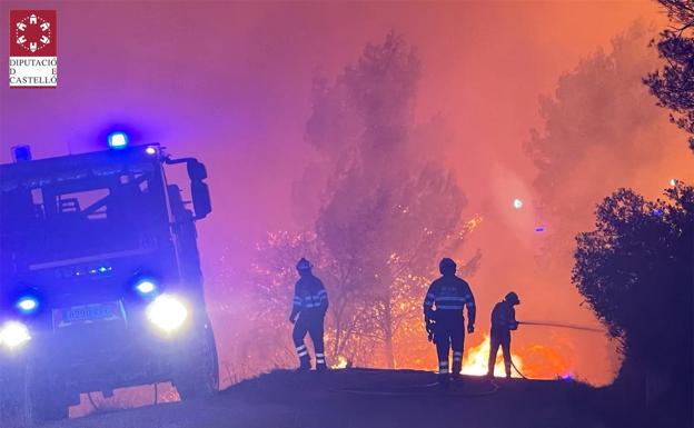 Efectivos trabajan en el incendio de Azuébar. 