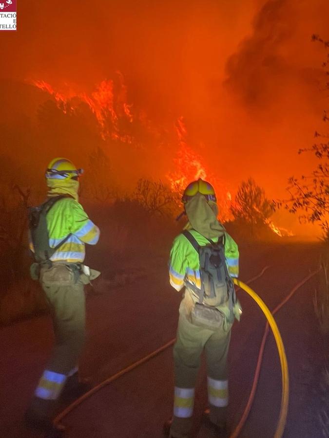 Un incendio afecta a la localidad castellonense de Azuébar desde última hora de la tare del sábado. Los efectivos trabajan para sofocar las llamas y los vecinos del municipio han sido desalojados por precaución.