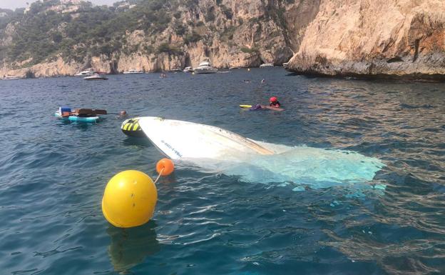 Rescatan a cuatro personas y a una mascota tras hundirse su barca frente a la Cova del Llop Marí en Xàbia