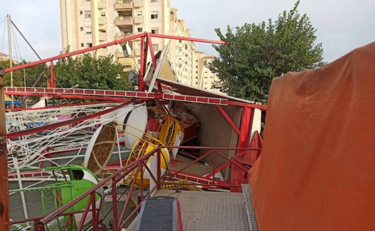 Noria de Gandia, en el suelo tras ser derribada por el viento.