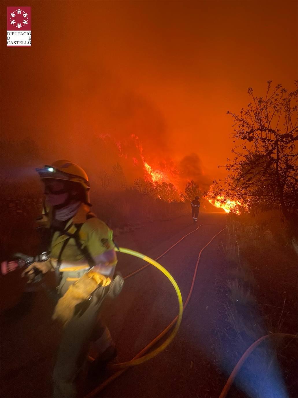 Un incendio afecta a la localidad castellonense de Azuébar desde última hora de la tare del sábado. Los efectivos trabajan para sofocar las llamas y los vecinos del municipio han sido desalojados por precaución.