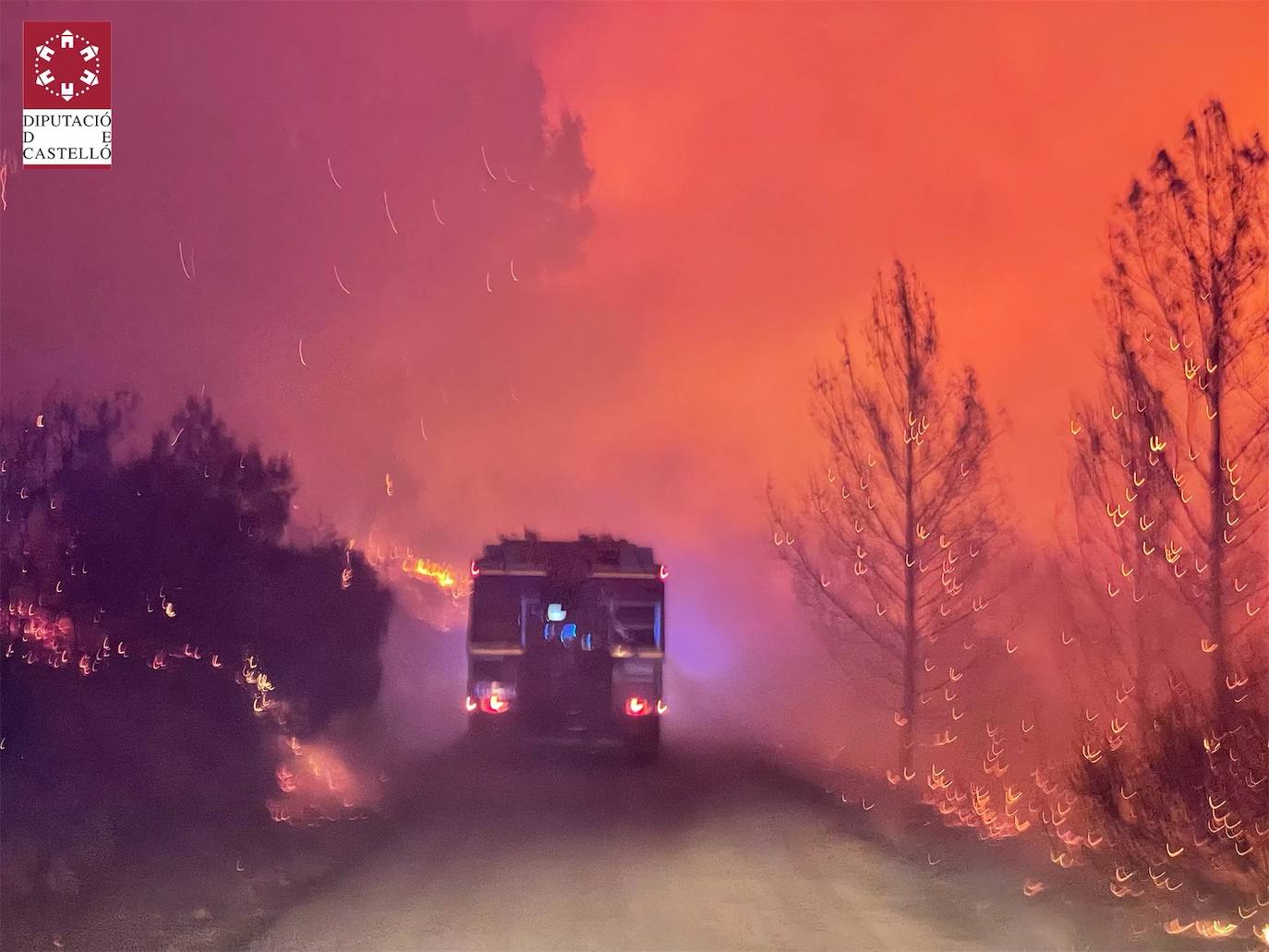 Un incendio afecta a la localidad castellonense de Azuébar desde última hora de la tare del sábado. Los efectivos trabajan para sofocar las llamas y los vecinos del municipio han sido desalojados por precaución.